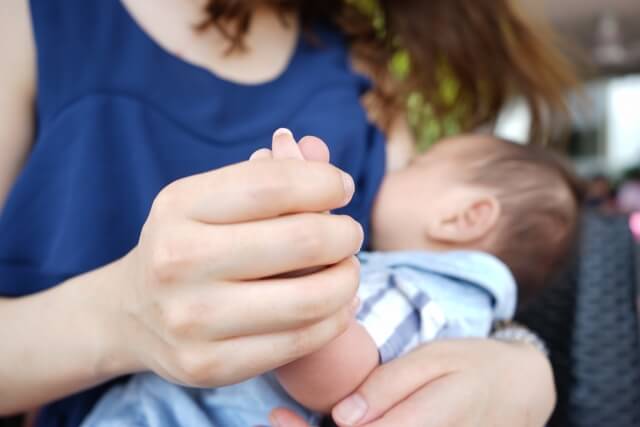 授乳中の風邪で母乳あげていいのか 赤ちゃんにうつる？量や味に影響は