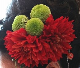成人式髪飾り生花で人気の花は そのままでいい しおれるかも
